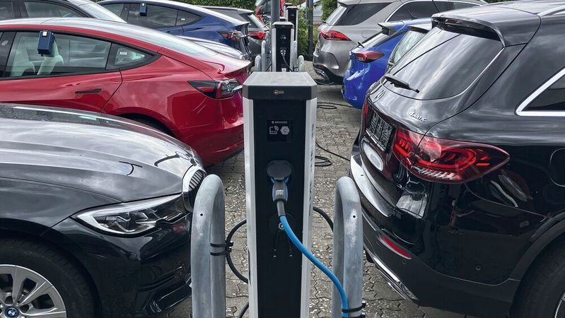 Gebrauchte E-Fahrzeuge brauchen besondere Beachtung vom gesamten Verkaufsteam, wenn sie erfolgreich verkauft werden sollen.(Bild:  Lulei - VCG)