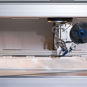 Kann auch mit anderen: Der Crosslayer legt die Faserbänder auf einem entnehmbaren Rahmen ab, der auch kompatibel zu Stickmaschinen ist. So kann man die Halbzeuge etwa mittels Tailored Fiber Placement (TFP) weiterverarbeiten.