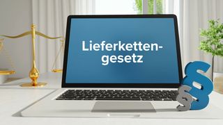 lieferkettengesetz-recht-gesetz-internet-laptop-im-buro-mit-begriff-auf-dem-monitor-paragraf-und-waage-stockpack-adobe-stock-scaled (Quelle: MQ-Illustrations - Adobe Stock)