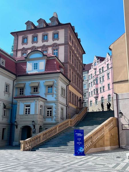 Abbildung 50: Das ist ein Teil der Prager Altstadt, wie sie auf einem Huawei-Campus aufgebaut ist. Die 'Songshanhu Scenic Area' ist für die Mitarbeiter gedacht, die geschult werden. Mittlerweile gibt es hier auch Hotels, in denen die Angehörigen übernachten dürfen, etwa für einen Kurzurlaub.  (Bild: uo/ Vogel IT-Medien)