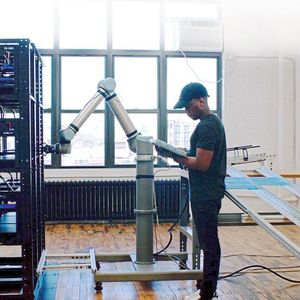 Mit dem UR10 wurde bei Voodoo Manufacturing die manuelle Be- und Entstückung der Druckplatten der 3D-Drucker automatisiert.