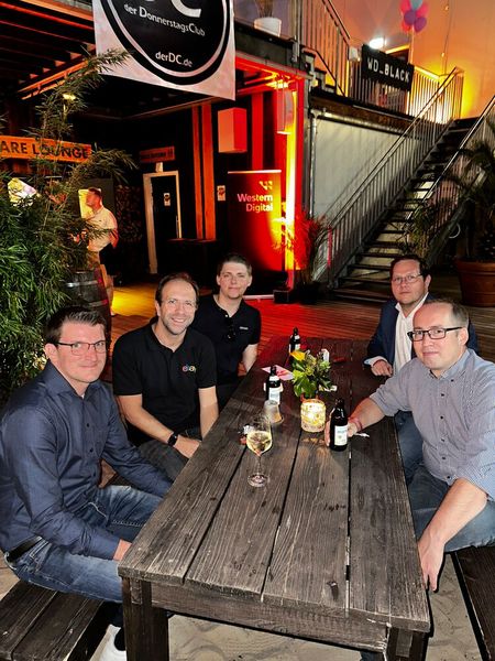 (v. l.) Rouven Ohrmann (Inprodius), Marco Göring (ebay), Maximilian Hänsel (Cyberport), Lukas Piersciecki und Manuel Holm (ebay). (Bild: Vogel IT-Medien)