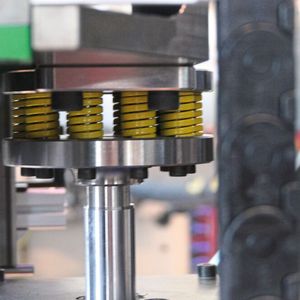 Die Lösung ist ein eingebautes Tellerfeder-Paket, von H&B selbst konzipiert. Neben dem Überlastschutz ermöglicht dieses Paket zusätzlich eine reproduzierbare und definierte Zuhaltekraft und verhindert somit sicher ein Öffnen des Spritzgießwerkzeugs beim Einspritzen des Kunststoffs durch den Spritzdruck. (Bild:  Ortlieb)