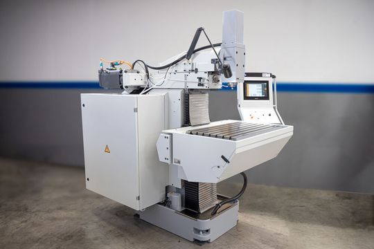 The new FPS 500M-hydro with fixed control cabinet is particularly compact. The new FPS 500M-hydro with fixed control cabinet is particularly compact.