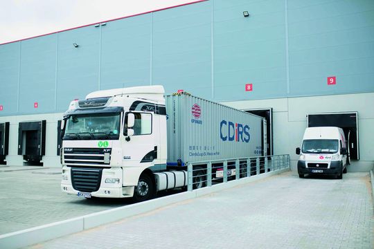 Wenn das notwendige Equipment wie Lkw oder Know-how im Versand fehlt, lohnt sich häufig das Outsourcing von Logistikdienstleistungen und weiterer Randprozesse außerhalb der unternehmerischen Kernkompetenz.(Bild:  Omnipack)