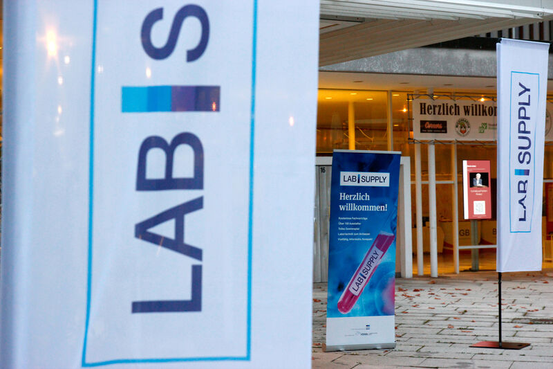 Es ist der 19. Oktober 2022: Zeit für die LAB-SUPPLY in Sindelfingen.   Mehr Infos zu den kommenden LAB-SUPPLY-Messen finden Sie auf www.lab-supply.info.  (LABORPRAXIS, C. Lüttmann)
