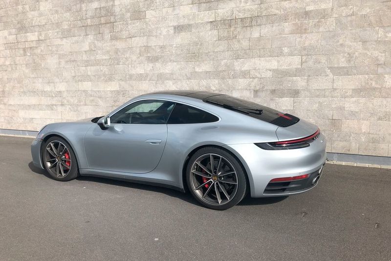 ... gehen fließend in das extrem breite Heck über. (»Automobil Industrie«/Jens Scheiner)