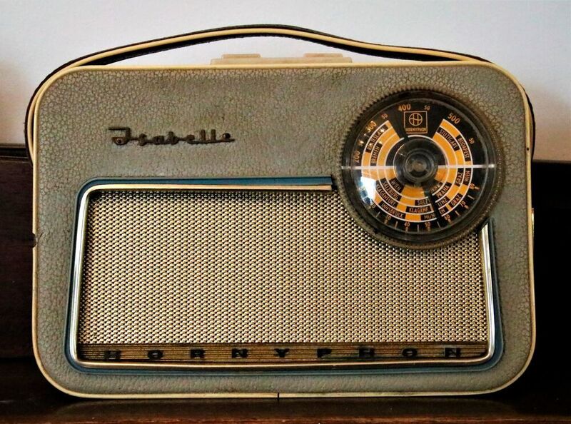 Im deutschsprachigen Raum wurden auf Transistoren basierende tragbare Radios auch schnell populär und unter dem Namen 