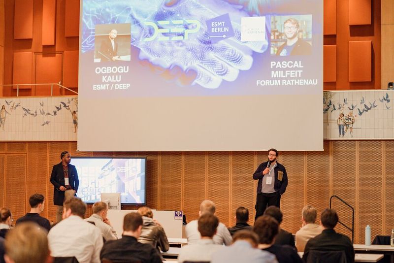 Ogbogu Kalu, European School of Management and Technology (ESMT) / DEEP, (links) und Pascal Milfeit, Forum Rathenau, bei „Scale New Chemistry“ im März in Berlin. (Bild: Ana Torres/ Forum Rathenau e.V.)