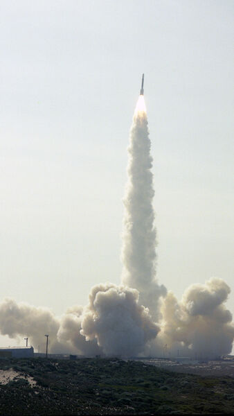 Landsat 5 beim Start am 1. März 1984 von der Vandenberg Air Force Base (NASA)