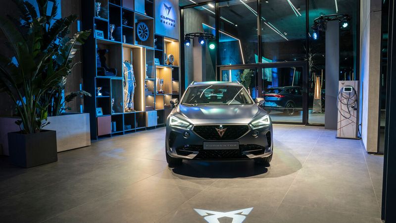 Vorbild für die Einrichtung der Cupra Garage in Hamburg ist die gleichnamige Firmenzentrale im spanischen Matorell (im Bild). (Bild: Seat)