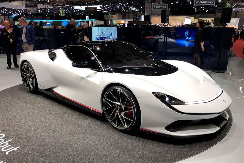 Gleich vier E-Motoren treiben den Pininfarina Battista an, schubsen ihn in unter zwei Sekunden auf Tempo 100 und sollen eine Höchstgeschweindigkeit von 350 km/h ermöglichen. (SP-X/Michael Gebhardt)