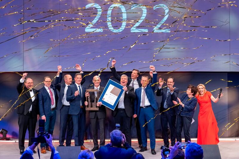 Der in Berlin verliehene Deutsche Logistik-Preis 2022 geht an den Anlagenbauer SMS Group und deren Tochter Amova für das Container-Hochregallager „Boxbay“.