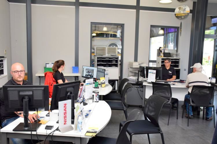 Die Serviceberater arbeiten mit dem elektronischen Werkstattplaner S-Card. (Rubbel)