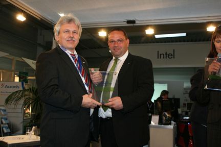 ... und Matthias Netzker (Datascript) die Vertragspartner-Urkunde . (Archiv: Vogel Business Media)