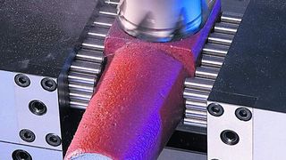 Das flexible Matrix-Formspannsystem kann nach Angaben des Herstellers als Formbacken-Ersatz für einen konventionellen Maschinenschraubstock eingesetzt werden.Bild: Matrix (Archiv: Vogel Business Media)