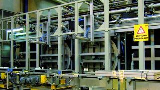 Doppel-Kammer-Anlage mit nebeneinander liegenden Reinigungskammern im Aufbau. Die Aufteilung der Teilereinigung auf mehrere Chargen verkürzt die Taktzeit, was bei Anlagenintegration in Fertigungslinien vorteilhaft ist. Bild: Dürr Ecocelan (Archiv: Vogel Business Media)