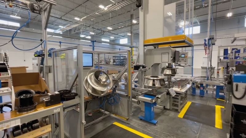 Blick in die Produktionsräume im neuen Ebm-Papst-Werk in Telford. Es wurde in nur 12 Monaten aufgebaut. Hocheffiziente Ventilatoren und Motoren werden von dort aus dem nordamerikanischen Markt geliefert. (Bild: Ebm-Papst)