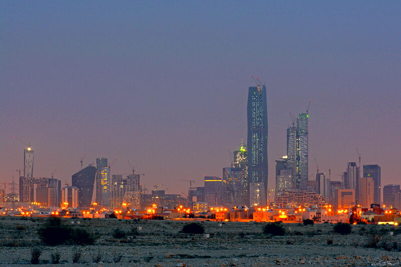 Platz 2: Saudi-Arabien mit 9.946.000 Barrel Erdöl pro Tag (April 2017). Bild: B.alotaby - Eigenes Werk, CC BY 4.0, https://commons.wikimedia.org/wiki/File:KAFD_seen_from_North_east_side_of_Riyadh_City.jpg (Bild: B.alotaby)