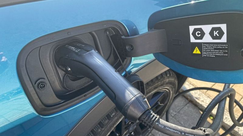 Ebenfalls fehlt am Ladestecker ein Hinweis, ob der Ladevorgang läuft. Man kennt das von anderen Herstellern, die hier eine oder mehrere LED verbauen. Blinkt es, fließt Strom. Insgesamt könnte mehr Leistung ankommen. An der 150 kW-Säule flossen nur kurzzeitig mal knapp 80 kWh, sonst nur um die 50 kWh.  (Bild: Grimm – VCG)