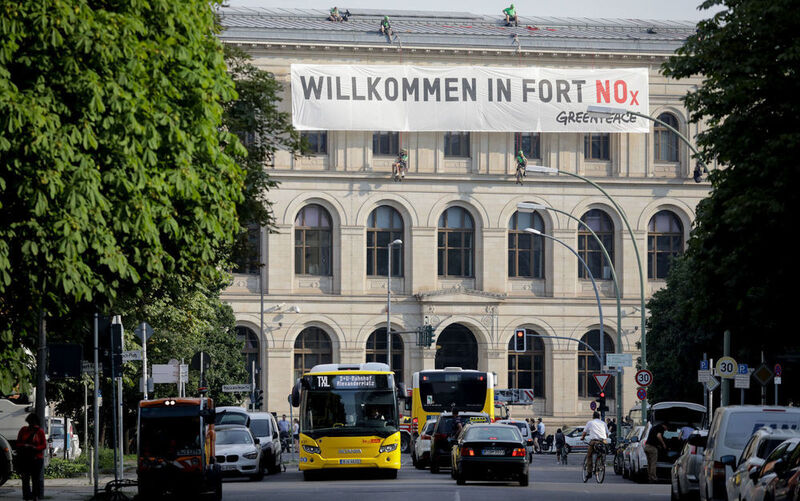 Greenpeace-Aktivisten entrollten auf dem Bundesverkehrsministerium ein Transparent mit der Aufschrift „Willkommen in Fort NOx“. (Kay Nietfeld/dpa)