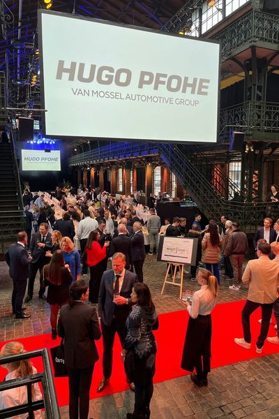 Um den Abschied von Philip Pfohe gebührend zu zelebrieren, lud Van-Mossel-CEO Eric Berkhof am 23. April in die Hamburger Fischauktionshallen ein. (Bild: Hugo Pfohe)