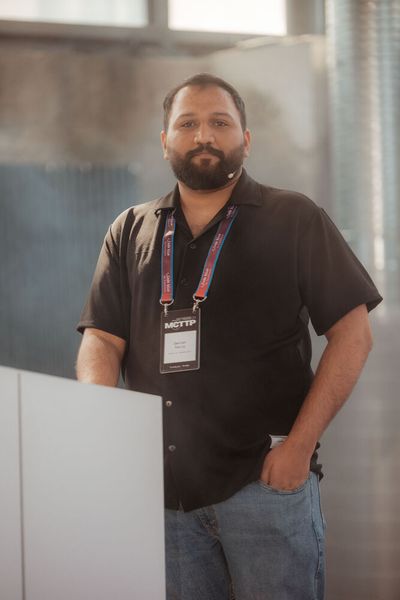 Danish Tariq teilte seinen Erfahrungsschatz als Security Researcher im gemeinsamen Talk mit … (Bild: Vogel IT-Akademie)