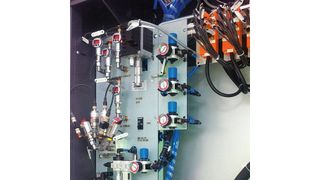 Bild 1: Einsatz der Koaxialventile auf der zentralen Fluidplatte einer Werkzeugmaschine: Die Wartungsfreundlichkeit ermöglicht den Austausch des Ventilsitzes in wenigen Minuten. (Bild: Hillinger+Partner)