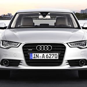 Insgesamt kommt der neue Audi A6 eher unspektakulär um die Ecke. Deutlich verändert ist die stärker gewölbte Motorhaube.