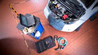 Der Gesamtverband der Versicherer hält die bisherigen Sicherheitsvorgaben beim Transdport und der Lagerung von Elektrofahrzeugen und ihren E-Akkus nicht für ausreichend.  (Bild: ProMotor)