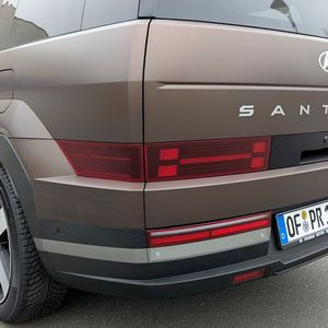 ... nicht zuletzt auch wegen der bis in die Seitenwand gezogenen Heckleuchten.(Bild:  Rosenow – VCG)