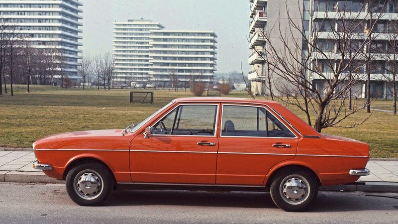 Wie die Gebäude, so das Auto: moderne Sachlichkeit der Siebzigerjahre. Im Bild die erste, von 1972 bis 1974 gebaute Variante des Audi 80 in der Trendfarbe „Koralle“. (Audi )