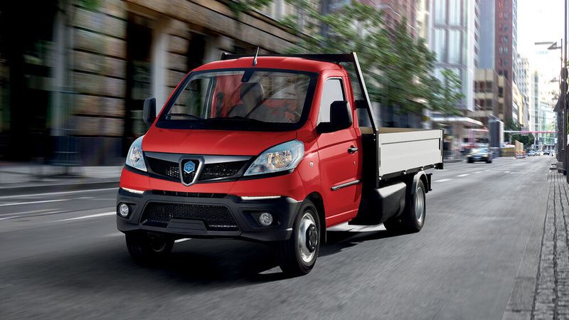 In seiner kleinsten Ausführung braucht der Porter im Straßenverkehr nicht mehr Platz als ein Mittelklasse-Pkw. (Piaggio)