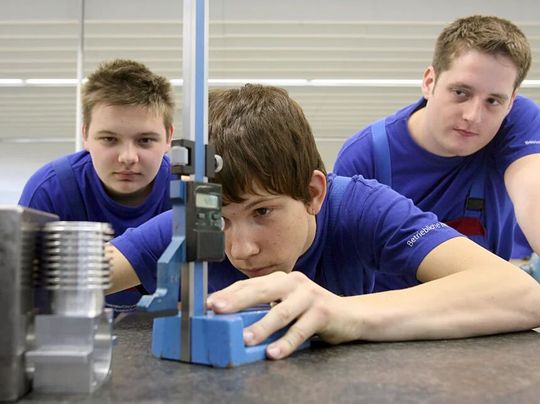 Davon könnte die deutsche Industrie mehr gebrauchen: Fachkräfte und die, die es werden wollen. Leider ufert das Problem nach Aussage von Deloitte jetzt erst richtig aus, wie die dpa berichtet.(Bild:  dpa)