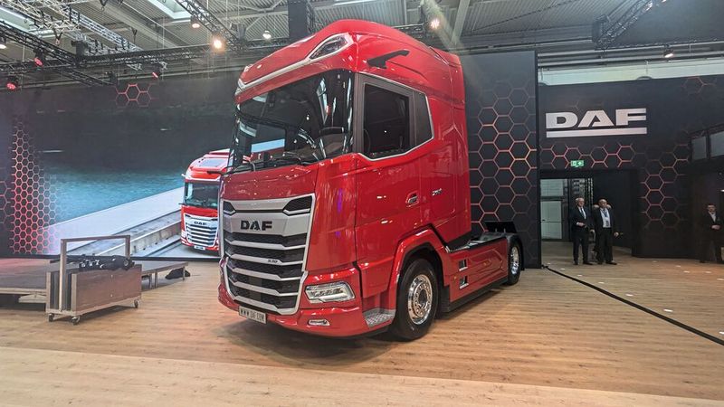 DAF hat seine Fahrzeug-Palette modernisiert und verspricht unter anderem drei Prozent Kraftstoff-Einsparung im Vergleich zu den bisherigen Modellen.  (Bild: Simon / VCG)