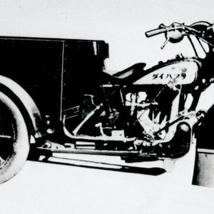 Später beschloss Hatsudōki kleine dreirädrige Autos mit eigenen Motoren zu produzieren. Im Dezember 1930 war das Modell „HA“ fertig und im März 1931 erschien bereits das verbesserte Modell „HB“ als erstes Privatkundenfahrzeug des Unternehmens auf den Markt. (Bild:  Daihatsu)
