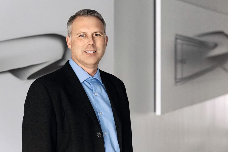 Stefan Gudmundsson ist neuer Chief Innovation Officer von Karma Automotive. Gudmundsson verfügt über umfassende internationale Erfahrung in den Bereichen vernetzte Fahrzeuge, Infotainment und Telematik. 
Der Schwede kommt von U-Blox, einem Entwickler von drahtlosen Halbleitern und Modulen, wo er zuletzt als Senior Principal/Direktor die globale Automobilmarktentwicklung und Produktstrategie leitete. Davor war Gudmundsson als Direktor Technologie und Betrieb bei Hyundai „AutoEver Telematics America“, als Projektleiter bei Volvos Wireless-Car und als Vizepräsident Technologie bei der DRI Corporation tätig. (Karma)