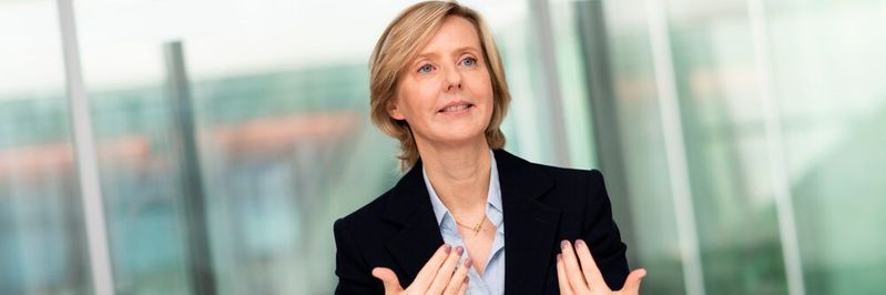 Durch die Kommunikation in natürlicher Sprache sei es möglich, KI auch ohne große IT-Abteilungen und Spezialwissen intuitiv einzusetzen. „Gerade für den Mittelstand ist das eine riesige Chance”, so Marianne Janik.(Bild:  Microsoft)