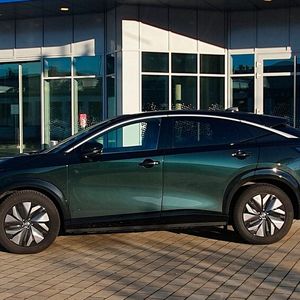 1. Die Abmessungen: Der Nissan Ariya ist knapp 4,6 Meter lang. Damit reiht er sich zwischen dem 4,4 Meter lagen Nissan Qashqai und dem knapp 4,7 Meter langen Nissan X-Trail ein. Im Vergleich zu letzterem Modell kostet der Ariya rund 8.000 Euro mehr.(Bild:  Mauritz – VCG)