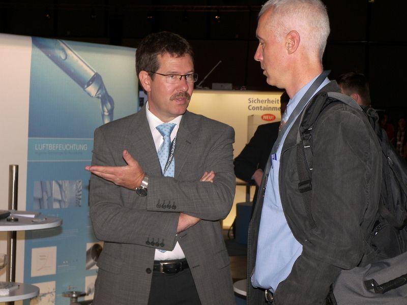 Über Luftbefeuchtungslösungen informiert sich hier ein Besucher bei Andreas Beger von Walter Meier (links).  (Bild: PROCESS)