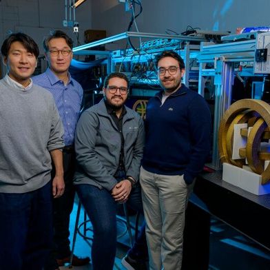Forscher der SMU haben ein elektromagnetisches Spulensystem entwickelt, mit dem Mikroroboter ohne ständige visuelle Verfolgung gesteuert werden können.  (Bild: Southern Methodist University)