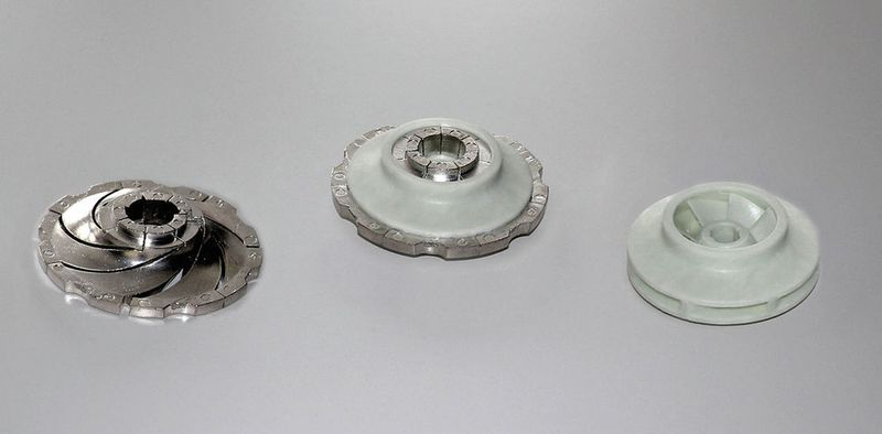 Eine besondere Ackermann-Expertise ist das Kernausschmelzverfahren. Von links: blanker Metallkern für ein Laufrad, umspritzt mit Kunststoff und rechts das fertige Bauteil. (Wittmann Battenfeld)