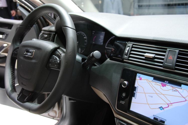 Statt eines umfangreichen Tasten- und Schalterfeldes: Der Touchscreen dient der Steuerung vielfältiger Funktionen in den Bereichen Entertainment, Navigation sowie der Vernetzung mit der „Cloud“ und zeigt fahrzeugbezogene Informationen und Einstellungen an. (Foto: Baeuchle)