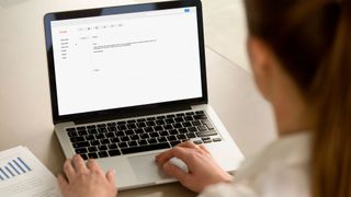 Kann ich das so schreiben? Kommunikationstrainer geben Tipps für geschäftliche E-Mails. (Bild: fizkes - stock.adobe.com)