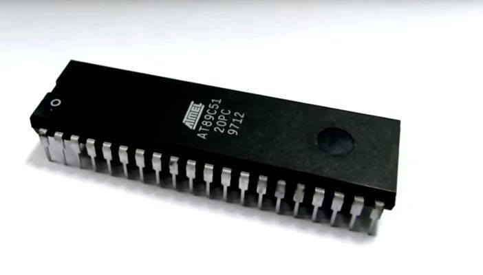 Mit dem AT89C51 präsentierte George Perlegos 1994, inzwischen Gründer und CEO von Atmel, den weltweit ersten Flash-basierten Mikrocontroller. (Atmel / Microchip)