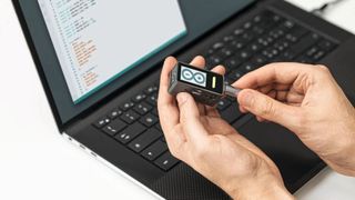 Arduino zeigt mit dem Nesso N1 ein kompaktes IoT-Kit, das den ESP32-C6 mit zusätzlichem Lora-Modul und mehreren Funkprotokollen in einem handlichen Gehäuse bündelt. (Bild: Arduino)