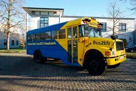 Mit KI erstellt: So soll der Bus des Kfz-Gewerbes Niedersachsen/Bremen am Ende aussehen: Der gelb-blaue Farbverlauf soll die Reise von der Schule zu den Autoberufen andeuten.(Bild:  KI-generiert)