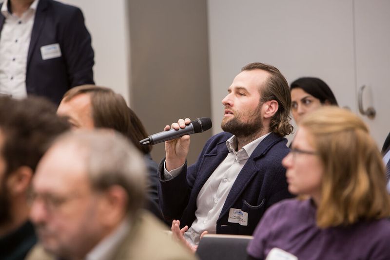 Auf der Konferenz Media meets Automotive waren Zwischenfragen gerne gesehen. (Bild: Medien-Netzwerk Bayern / Alexander von Spreti)