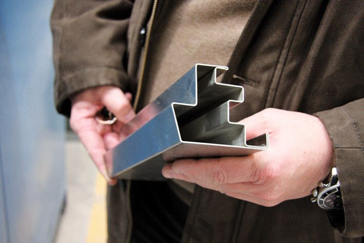 Werkstücke mit vielen Biegungen sind für die Senn AG kein Problem: Dieses Blechteil wurde auf einer Bystronic-Hämmerle-Biegemaschine gebogen. (Bild: Meister)