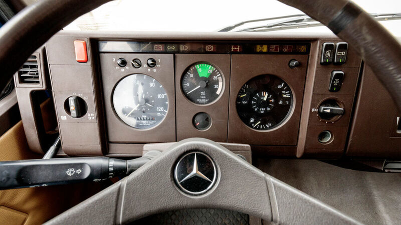 Typisch am Fahrerarbeitsplatz einer 1317-Sattelzugmaschine von Mercedes-Benz, Baujahr 1989, sind die 80er-Jahre-Brauntöne, die bescheidene Anzahl der Schalter und die an den oberen Rand des Cockpits ausgegliederten Funktions- und Warnleuchten. (Daimler)